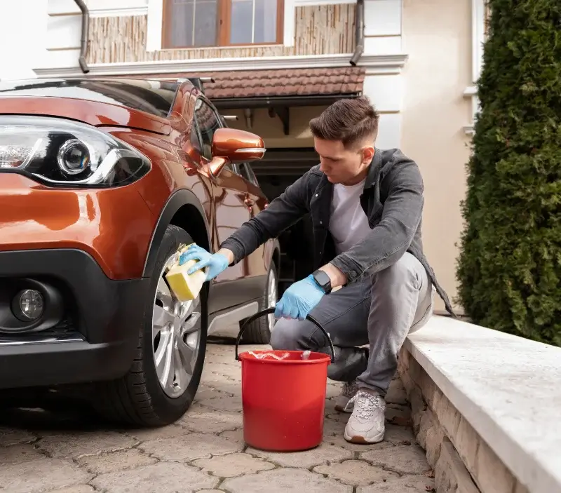 Lavage auto à domicile Juvincourt-et-Damary : professionnel intervenant sur un véhicule